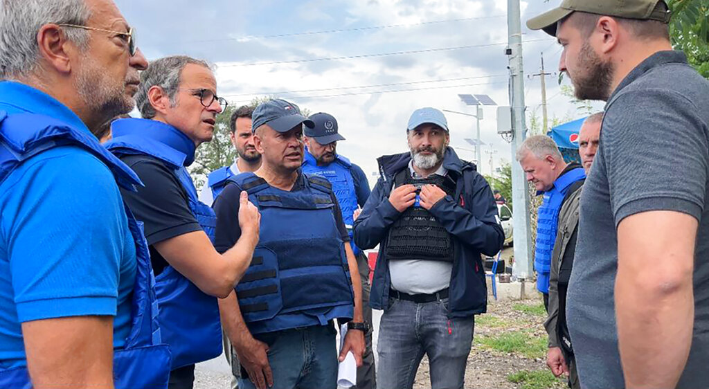 El argentino Rafael Grossi (segundo de izquierda a derecha) encabezó la misión de la agencia de la ONU en la central nuclear de Zaporiyia. (OIEA vía AP)
