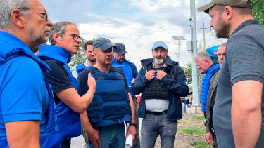 El argentino Rafael Grossi (segundo de izquierda a derecha) encabezó la misión de la agencia de la ONU en la central nuclear de Zaporiyia. (OIEA vía AP)