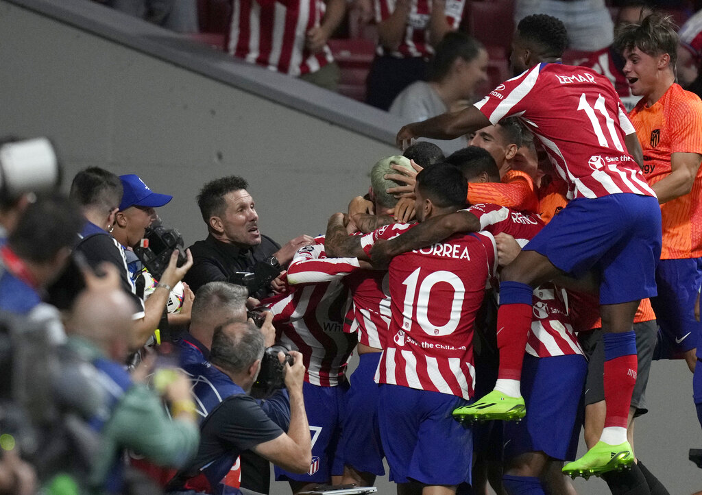 El Atlético Madrid del Cholo consiguió un triunfo agónico sobre el Porto. (AP Photo/Bernat Armangue)