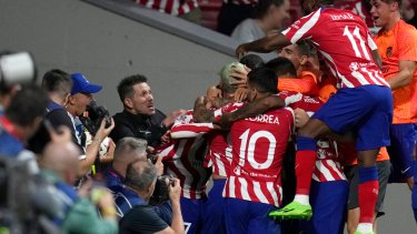 El Atlético Madrid del Cholo consiguió un triunfo agónico sobre el Porto. (AP Photo/Bernat Armangue)