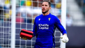 Jeremías Ledesma ayudó a un hincha con un desfibrilador en la suspensión de Cádiz-Barcelona