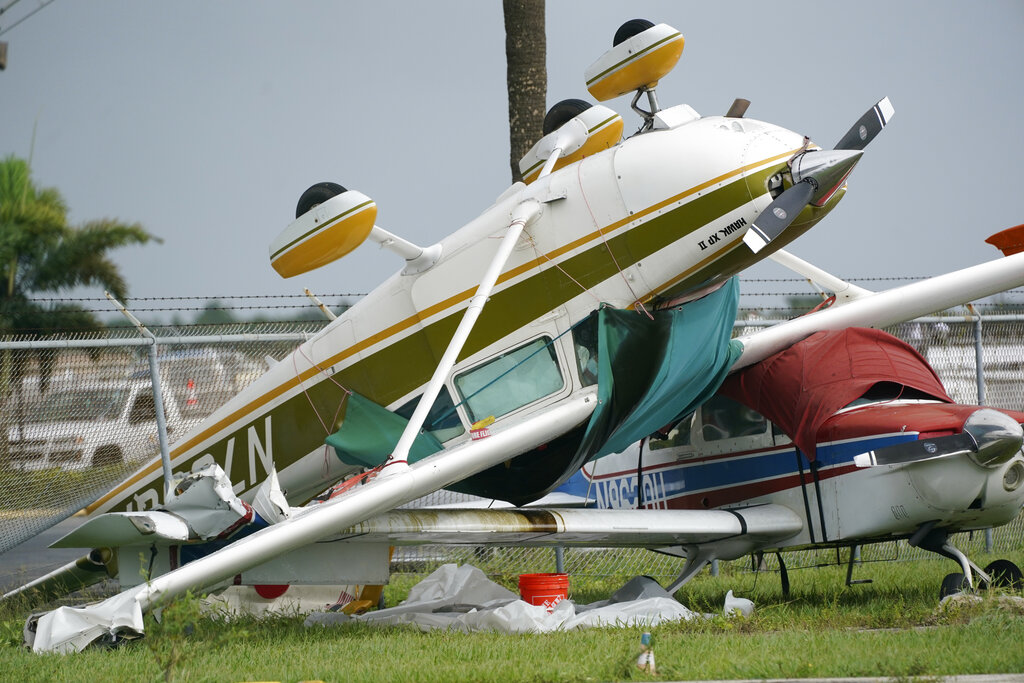 Un avión sufrió las consecuencias de la violencia del huracán Ian en Florida. (AP Photo/Wilfredo Lee)
