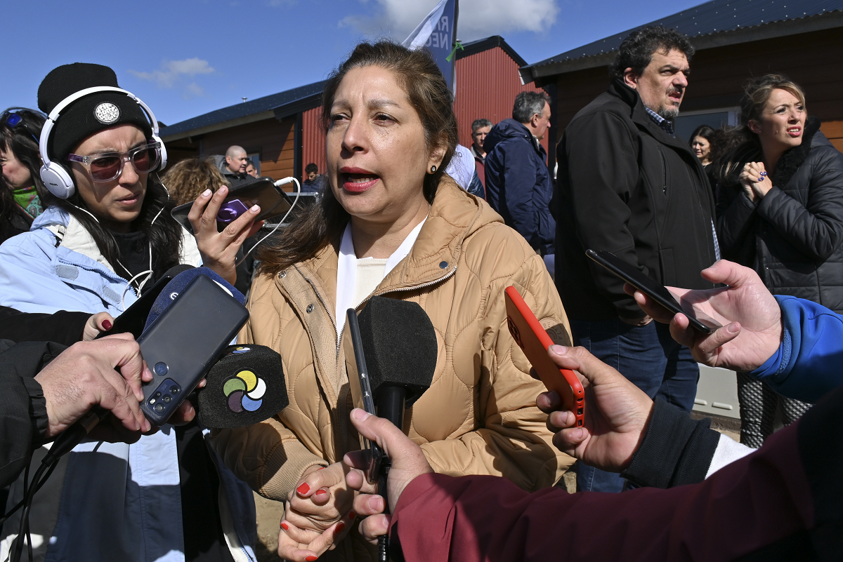 La gobernadora Arabela Carreras se refirió al ataque contra Gendarmería en Villa Mascardi en un acto de entrega de viviendas que se hizo este lunes por la tarde en Bariloche. (foto Alfredo Leiva)