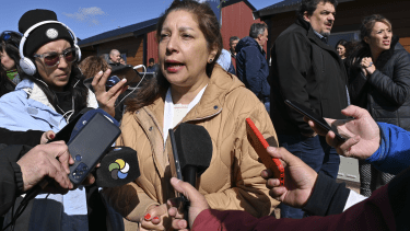 La gobernadora Arabela Carreras se refirió al ataque contra Gendarmería en Villa Mascardi en un acto de entrega de viviendas que se hizo este lunes por la tarde en Bariloche. (foto Alfredo Leiva)