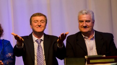 Diciembre de 2015. Abel Baratti y Aníbal Tortoriello en la ceremonia del traspaso del gobierno  de Cipolletti. Foto Archivo.