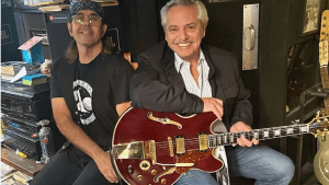 La foto de Alberto Fernández probando guitarras en Nueva York que indignó a la oposición