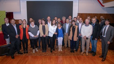 La gobernadora Arabela Carreras y los intendentes, entre ellos María Emilia Soria, en el cierre del encuentro. 