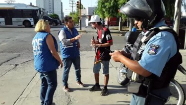 Aseguran que regresaron los lavacoches a Neuquén capital. Foto gentileza