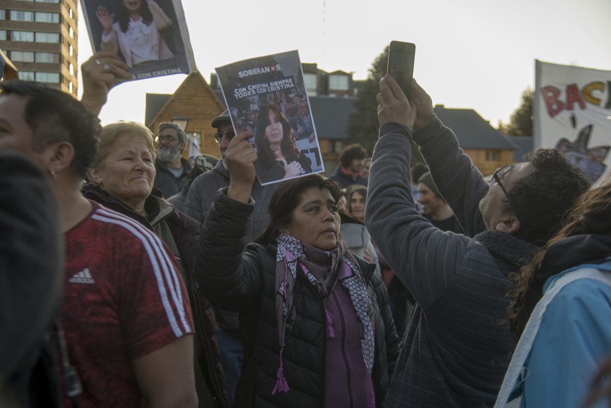 Cientos de militantes se concentraron esta tarde de viernes en el Centro Cívico de Bariloche para repudiar el ataque armado contra la vicepresidenta de la Nación,, Cristina Fernández. (foto Marcelo Martínez)