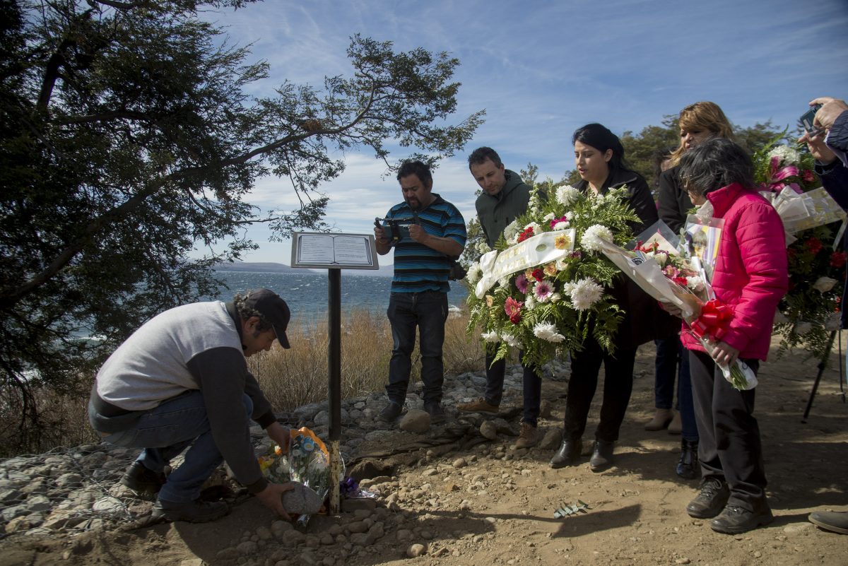 Familiares y funcionarios públicos participaron del acto que se hizo en el sitio donde ocurrió en 2007 la tragedia en la avenida Bustillo de Bariloche. (foto Marcelo Martínez)
