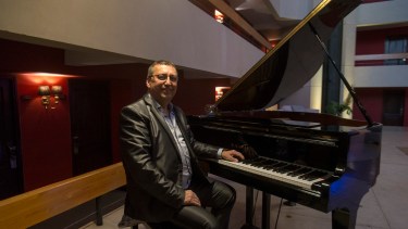 Luis Seguel lleva 25 años en Bariloche donde nunca le faltó trabajo y crió a sus hijas. Foto: Marcelo Martinez