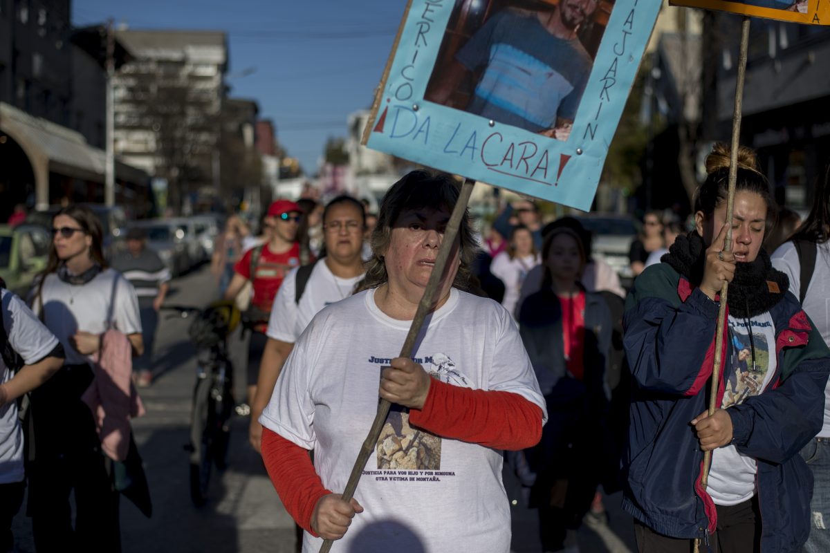 Los familiares, amigos y compañeros de Manuel Benítez marcharon este miércoles para reclamar justicia en Bariloche. (foto Marcelo Martínez) 