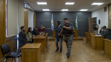 César González  (esposado) fue condenado a 3 años de prisión efectiva por el juez Marcos Burgos. (foto de archivo de Marcelo Martínez)