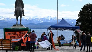 Con una carpa azul en el Centro Cívico, los trabajadores de la salud visibilizan su reclamo