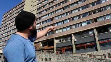 El fuego se originó en un pasillo de la planta baja del edificio Bariloche Center. Más de 1.000 personas fueron evacuadas. Foto: Chino Leiva