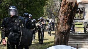 Las imágenes del operativo que ingresó a una propiedad usurpada en Villa Mascardi