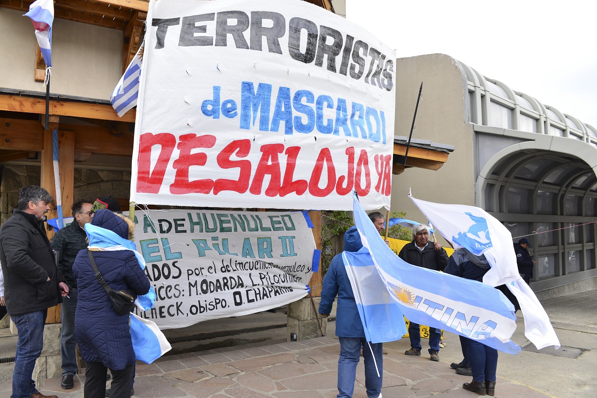 Manifestantes reclaman a la gobernadora Carreras el desalojo de comunidad mapuche instalada en Villa Mascardi, en el exterior del Foro Consenso Bariloche. Foto: Chino Leiva
