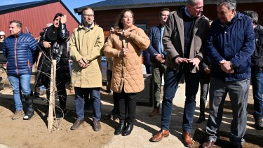 La gobernadora Arabela carreras y otros funcionarios encabezaron ayer el acto de entrega de viviendas al gremio Unter. Foto: Chino Leiva
