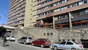 Turistas y residentes del Bariloche Center retornaron tras el incendio del edificio