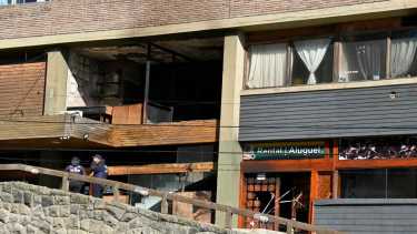 El incendio afectó un sector de la planta baja del edificio Bariloche Center, sobre la calle Pagano. Foto: Chino Leiva