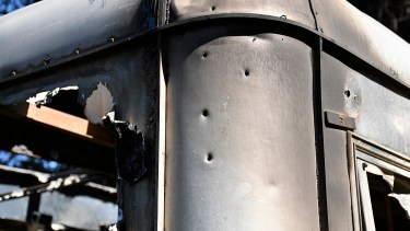 Los impacto de bala se evidencian en la parte externa de la estructura metálica de la casilla donde estaban los gendarmes en Villa Mascardi. Foto: Chino Leiva