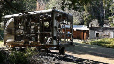 El trailler de los gendarmes  incendiado en Los Radales. Foto: Chino Leiva