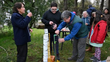 La comunidad Carriqueo de Bariloche celebró que después de décadas el agua potable finalmente llegó a su territorio., ubicado en el kilómetro 10,500 de Bustillo. Foto: Chino Leiva