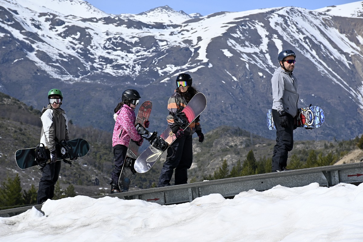 El cerro Catedral mantiene abierta la ladera Sur para los esquiadores y la base para principiantes. Foto: Archivo