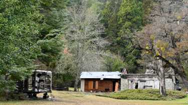 La casilla quemada está a unos 50 metros de la ruta 40, en el interior de la propiedad Los Radales. Foto: Chino Leiva