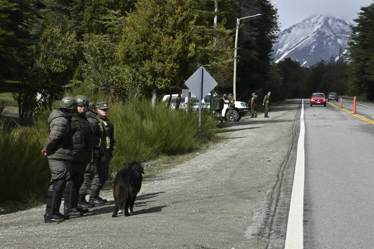 Un grupo de gendarmes del Escuadrón 34 de Bariloche fue apostado en la ruta 40, a unos 7 kilómetros del nuevo ataque en Villa Mascardi. Foto: Chino Leiva
