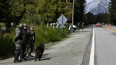 Un grupo de gendarmes del Escuadrón 34 de Bariloche fue apostado en la ruta 40, a unos 7 kilómetros del nuevo ataque en Villa Mascardi. Foto: Chino Leiva
