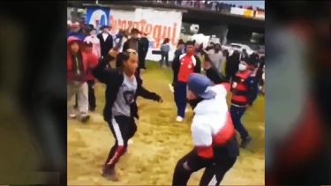 Violento episodio entre dos jóvenes que se enfrentaron con facas.  