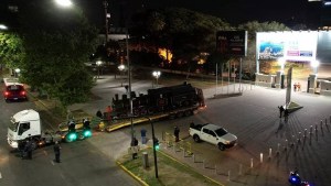 Video: mirá cómo pasó La Trochita bajo los puentes de Buenos Aires rumbo a la FIT 2022