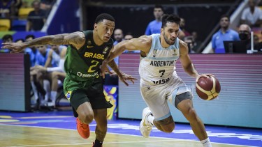 Facundo Campazzo condujo con su habitual calidad y dinámica a Argentina en la final contra Brasil. 