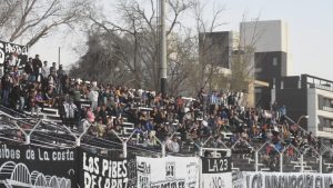 Violencia en Cipolletti: el video de la caída de un hincha que derivó en la suspensión