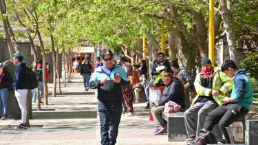 Miguel Parra, en la calle, con la gente, su razón de ser. (Fotos: Florencia Salto)
