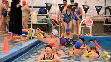 Vecinos de todas las edades disfrutan de las piletas del Club Cipolletti. (Fotos: Florencia Salto)