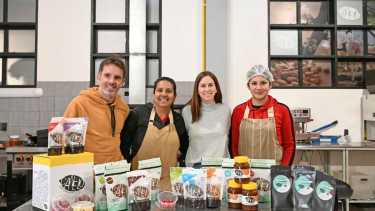 La gente de Canelo y sus productos.