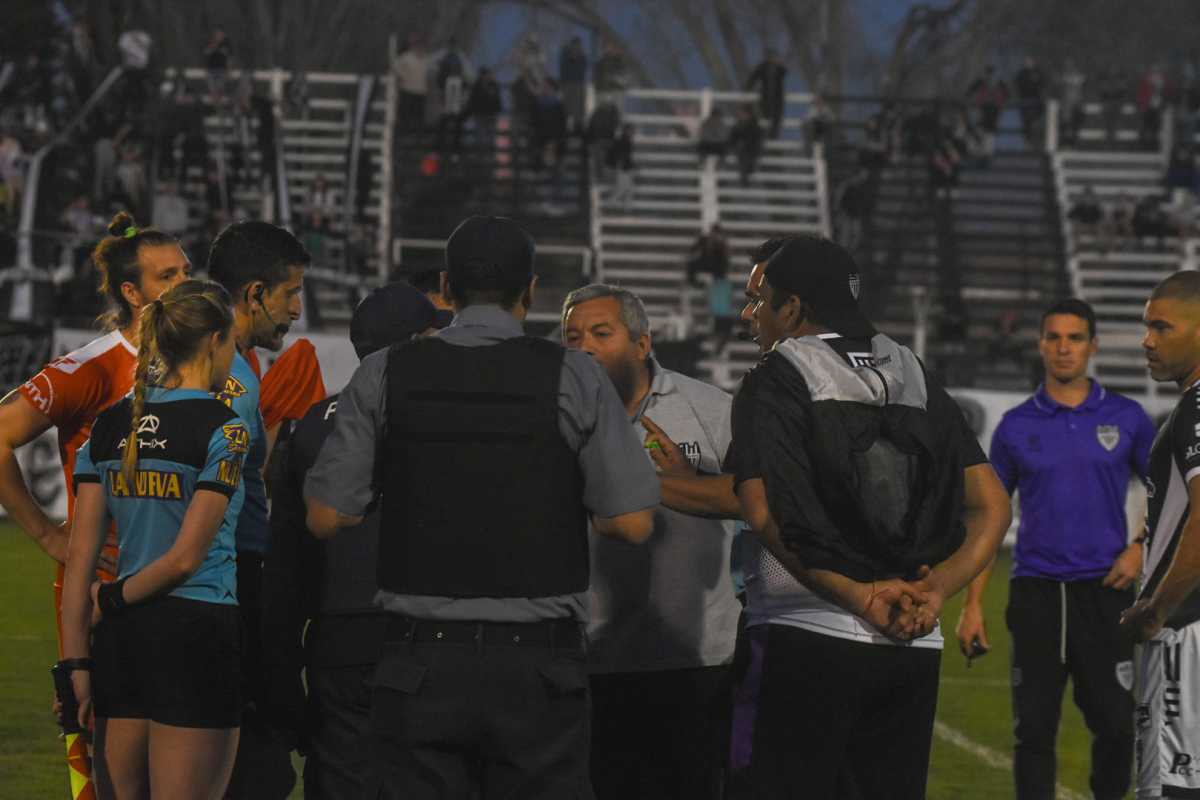 Bastías todavía se lamenta lo que ocurrió ante Independiente de Chivilcoy. (Foto: Archivo Juan Thomes)