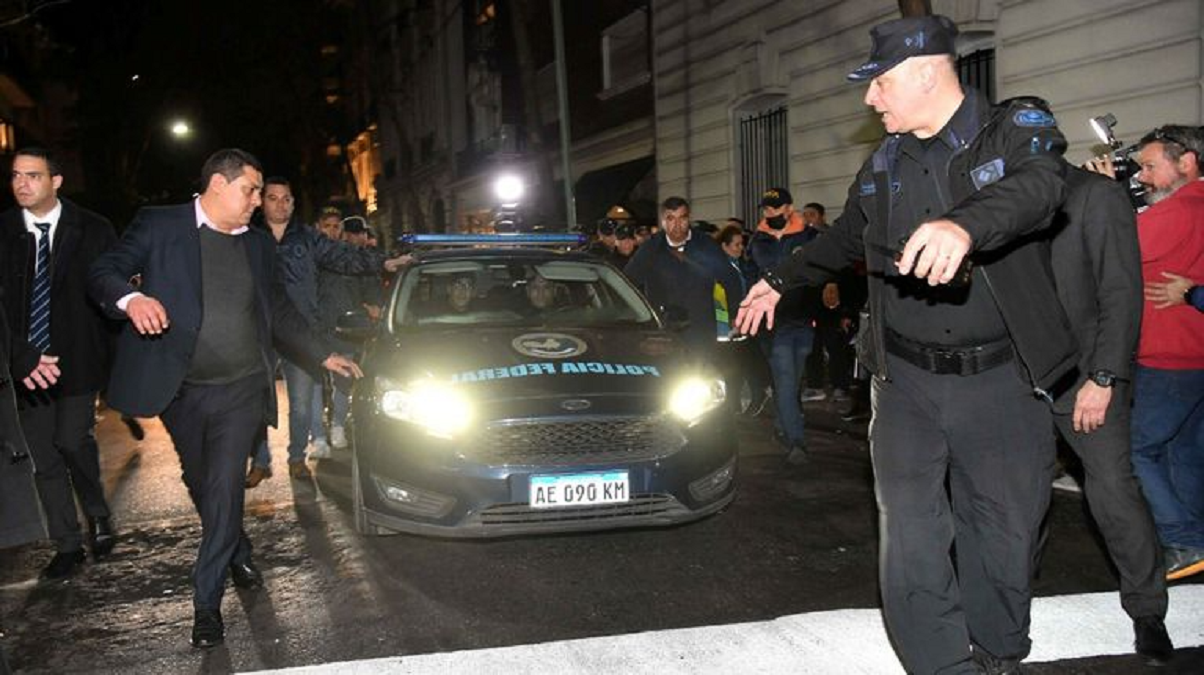 La Policía Federal vigila el traslado de Fernando Sabag Montiel, detenido por el ataque a Cristina Kirchner. 