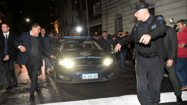 La Policía Federal vigila el traslado de Fernando Sabag Montiel, detenido por el ataque a Cristina Kirchner. 