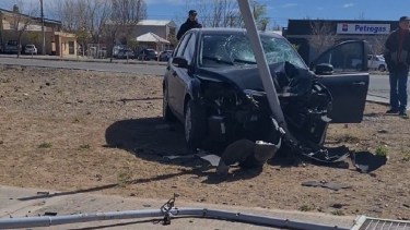 El auto terminó contra un poste de alumbrado público (Foto: gentileza)