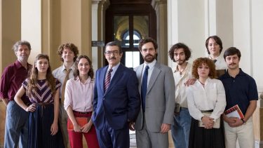 El galardonado Santiago Mitre (La Patota, La cordillera) dirigió la película, que también coescribió con su habitual colaborador Mariano Llinás (La flor, Historias extraordinarias).