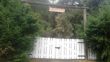 La Cristalina está ubicada en Villa Mascardi y su propietario denunció que este miércoles se la usurparon personas encapuchadas. (foto gentileza)