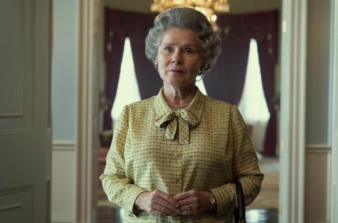 Imelda Stauton interpreta a la Reina Isabel II en The Crown.