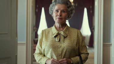 Imelda Stauton interpreta a la Reina Isabel II en The Crown.