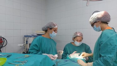 Equipo de cirugía oftalmológica del Hospital Castro Rendón. Foto: gentileza