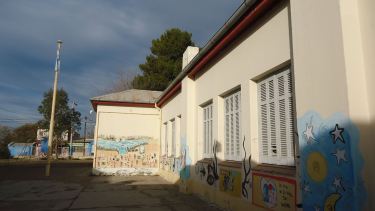 A partir de la denuncia del equipo directivo de la Escuela 38, los efectivos de la Unidad 67 mantienen custodia policial en el colegio. Foto Gentileza.