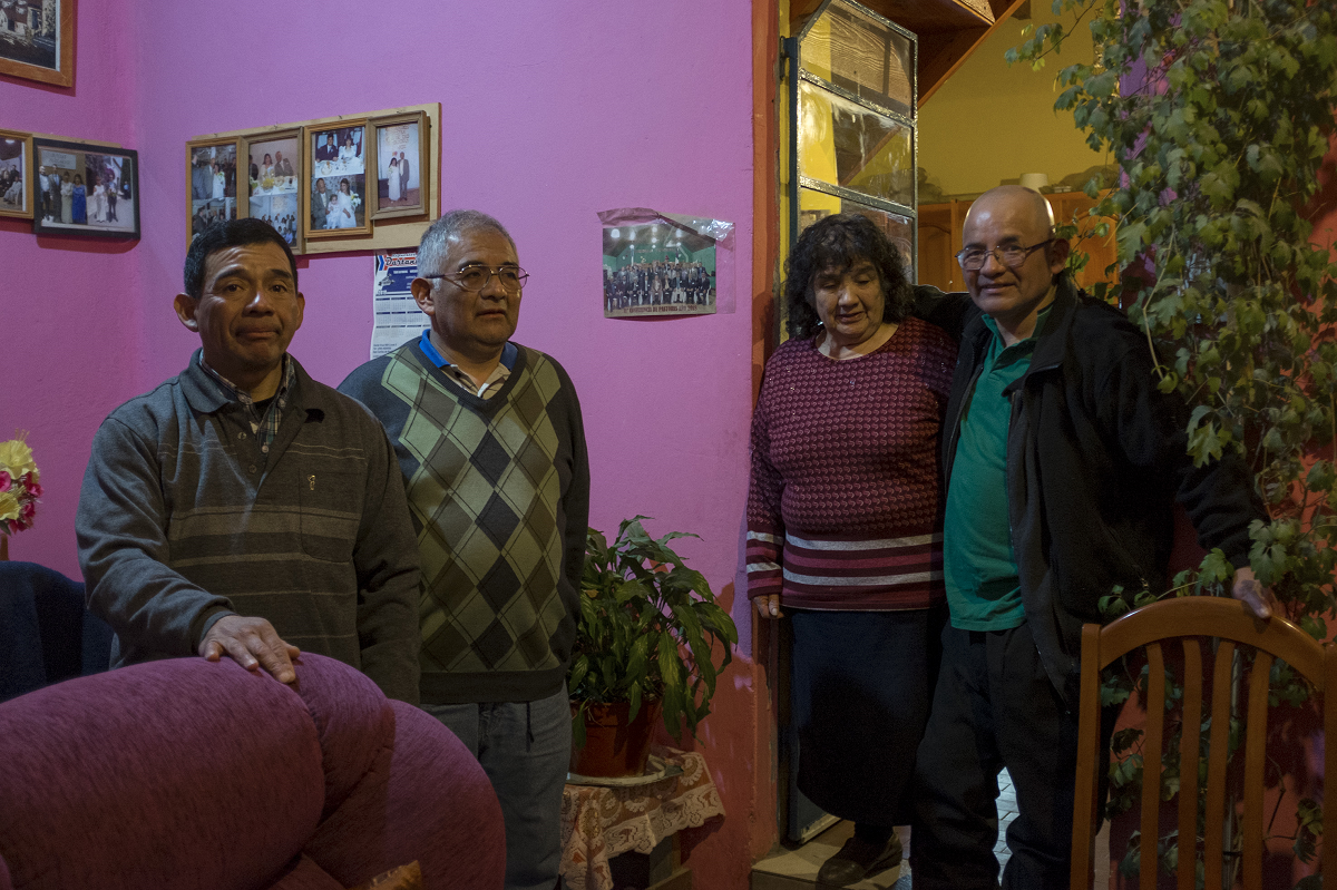 La madre y hermanos de Germán Cofián relataron el drama que viven tras la muerte del trabajador en el cerro Catedral. (foto Marcelo Martínez)