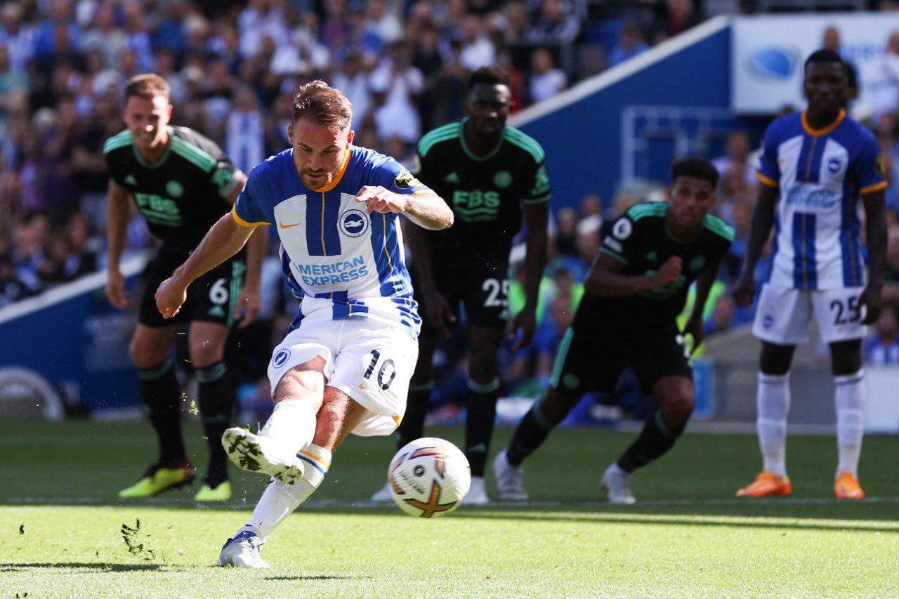 Alexis MacAllister anota, de penal, el primero de sus dos tantos. Brighton goleó a Leicester en la fecha 6 de la Premier. 
